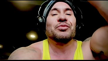 Prostituto es contratado para humillarlo en video porno gay por tener un pene pequeño, se mete dildo, se mete dedos al culo, mama verga y se lo cogen a pelo